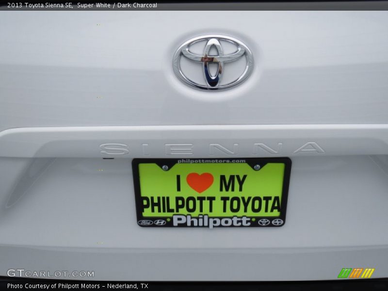 Super White / Dark Charcoal 2013 Toyota Sienna SE