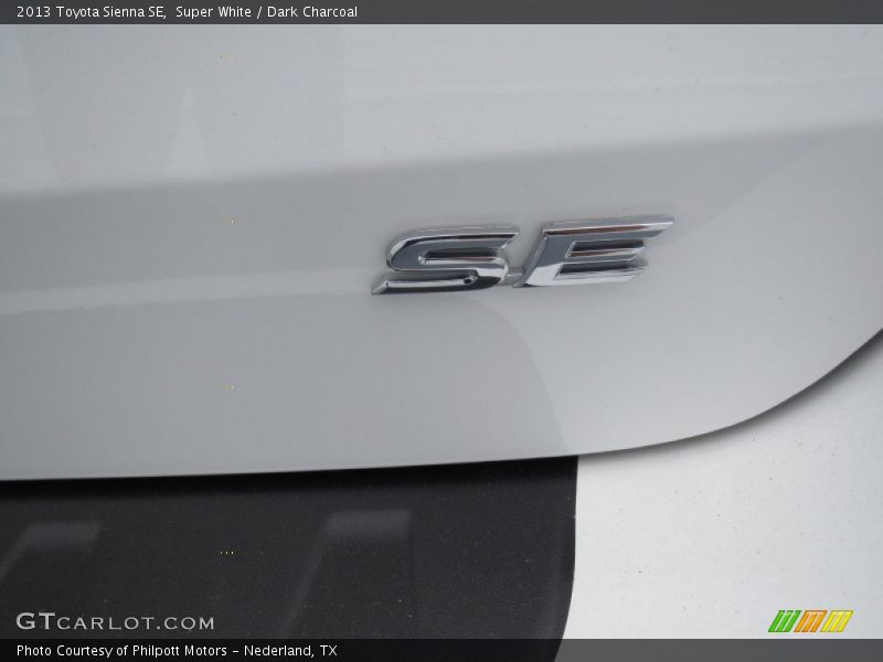 Super White / Dark Charcoal 2013 Toyota Sienna SE