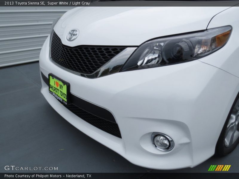 Super White / Light Gray 2013 Toyota Sienna SE