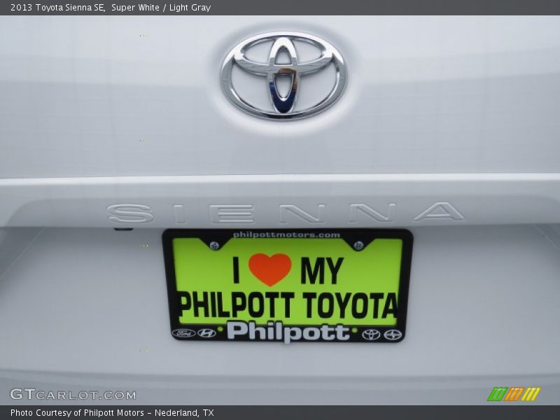 Super White / Light Gray 2013 Toyota Sienna SE