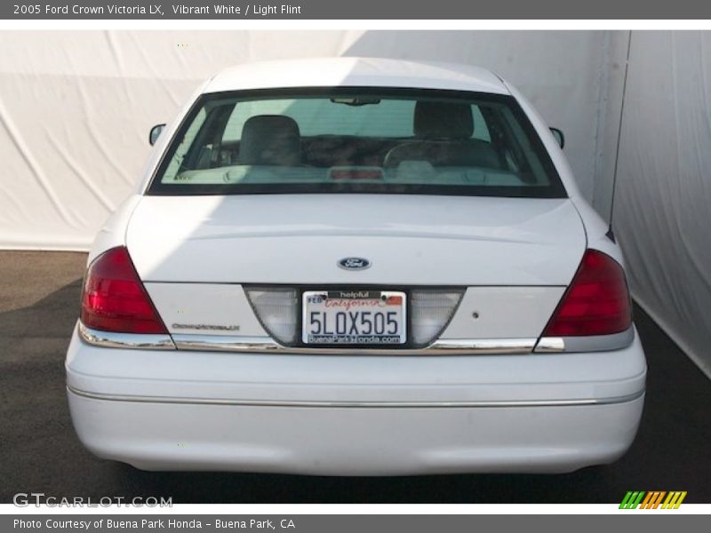 Vibrant White / Light Flint 2005 Ford Crown Victoria LX