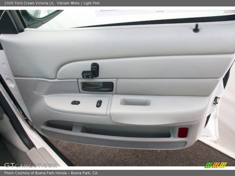 Vibrant White / Light Flint 2005 Ford Crown Victoria LX