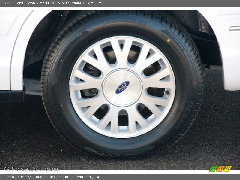 Vibrant White / Light Flint 2005 Ford Crown Victoria LX