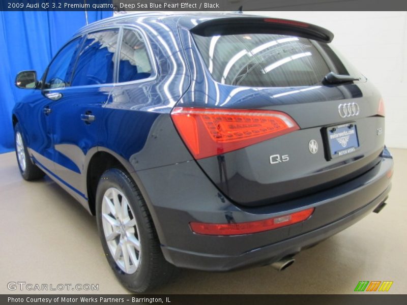 Deep Sea Blue Pearl Effect / Black 2009 Audi Q5 3.2 Premium quattro