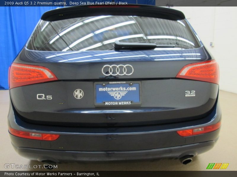 Deep Sea Blue Pearl Effect / Black 2009 Audi Q5 3.2 Premium quattro