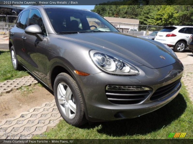 Front 3/4 View of 2013 Cayenne 