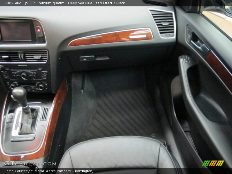 Deep Sea Blue Pearl Effect / Black 2009 Audi Q5 3.2 Premium quattro