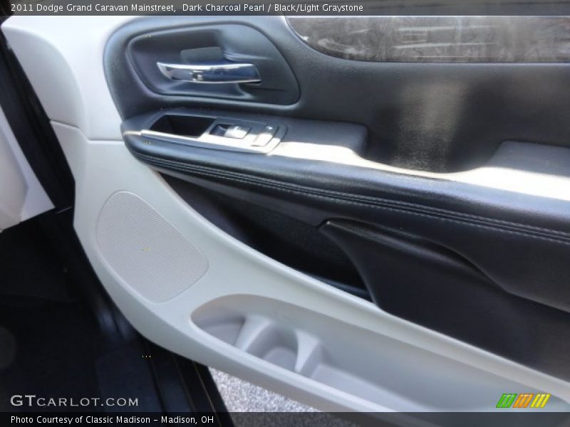 Dark Charcoal Pearl / Black/Light Graystone 2011 Dodge Grand Caravan Mainstreet