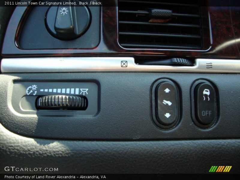 Black / Black 2011 Lincoln Town Car Signature Limited