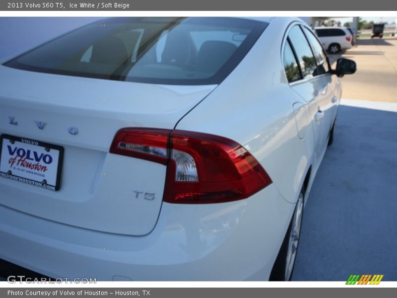 Ice White / Soft Beige 2013 Volvo S60 T5
