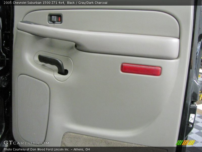 Black / Gray/Dark Charcoal 2005 Chevrolet Suburban 1500 Z71 4x4