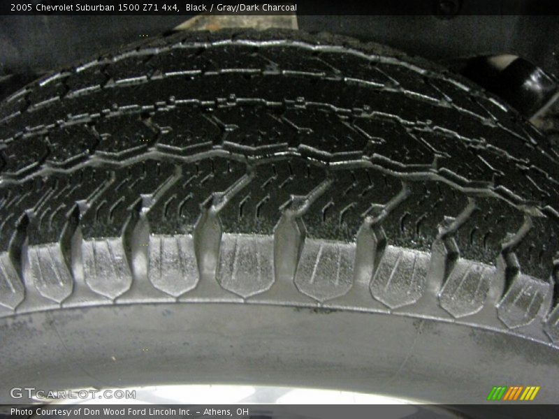 Black / Gray/Dark Charcoal 2005 Chevrolet Suburban 1500 Z71 4x4