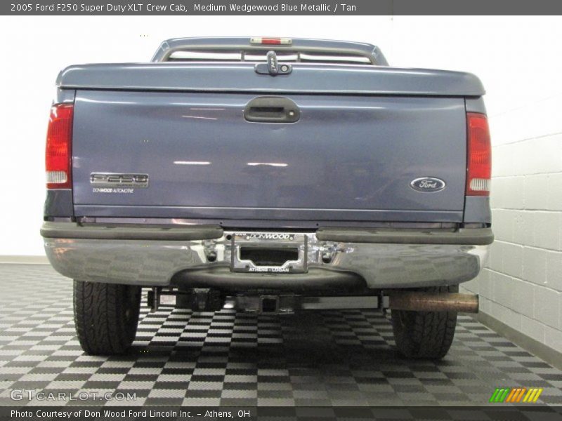 Medium Wedgewood Blue Metallic / Tan 2005 Ford F250 Super Duty XLT Crew Cab