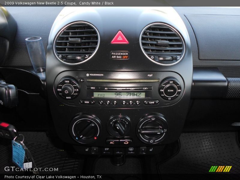 Candy White / Black 2009 Volkswagen New Beetle 2.5 Coupe