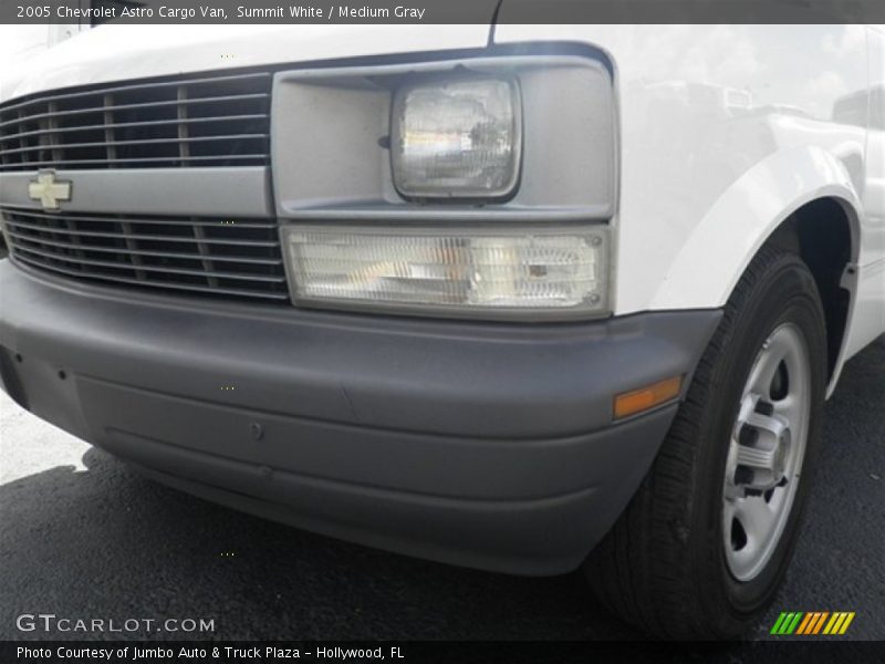 Summit White / Medium Gray 2005 Chevrolet Astro Cargo Van