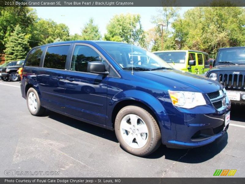 Front 3/4 View of 2013 Grand Caravan SE