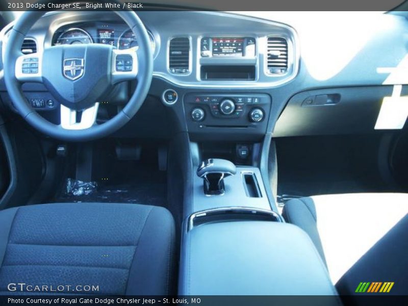 Bright White / Black 2013 Dodge Charger SE