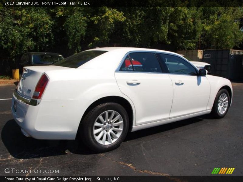 Ivory Tri-Coat Pearl / Black 2013 Chrysler 300