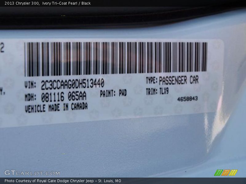 Ivory Tri-Coat Pearl / Black 2013 Chrysler 300
