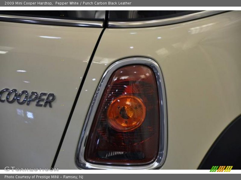 Pepper White / Punch Carbon Black Leather 2009 Mini Cooper Hardtop