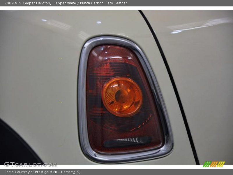 Pepper White / Punch Carbon Black Leather 2009 Mini Cooper Hardtop