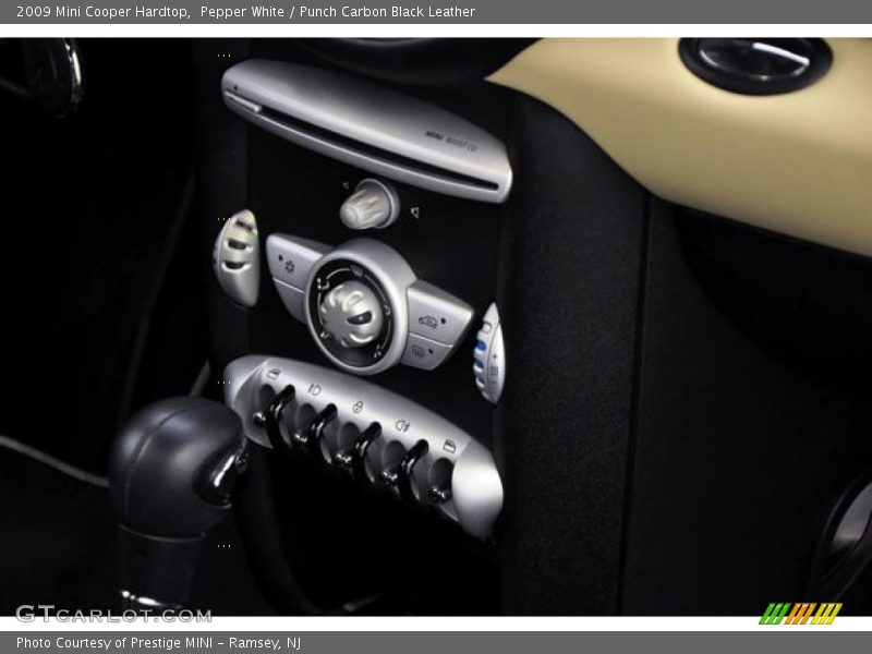 Pepper White / Punch Carbon Black Leather 2009 Mini Cooper Hardtop