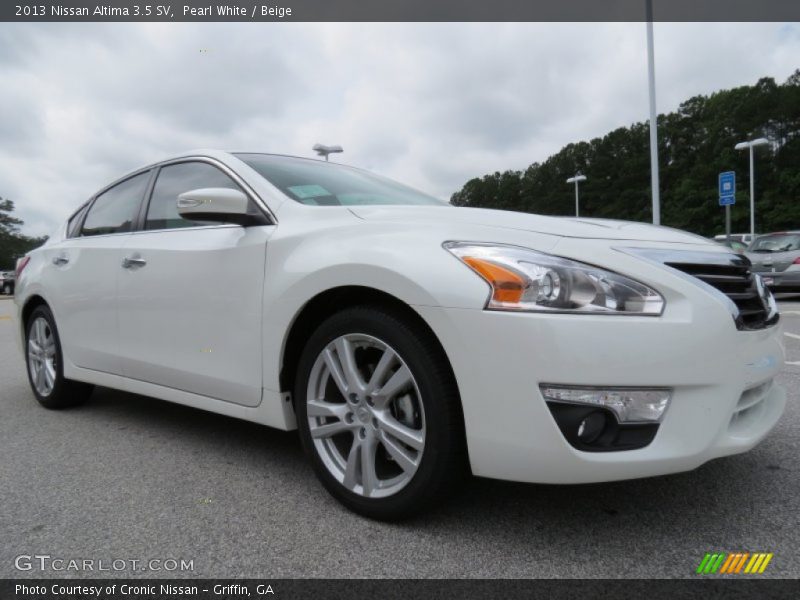 Front 3/4 View of 2013 Altima 3.5 SV