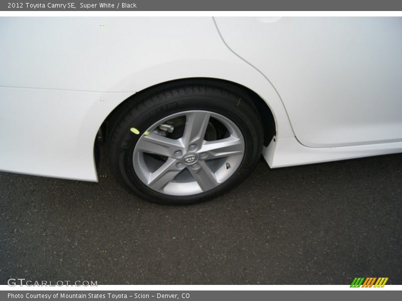 Super White / Black 2012 Toyota Camry SE