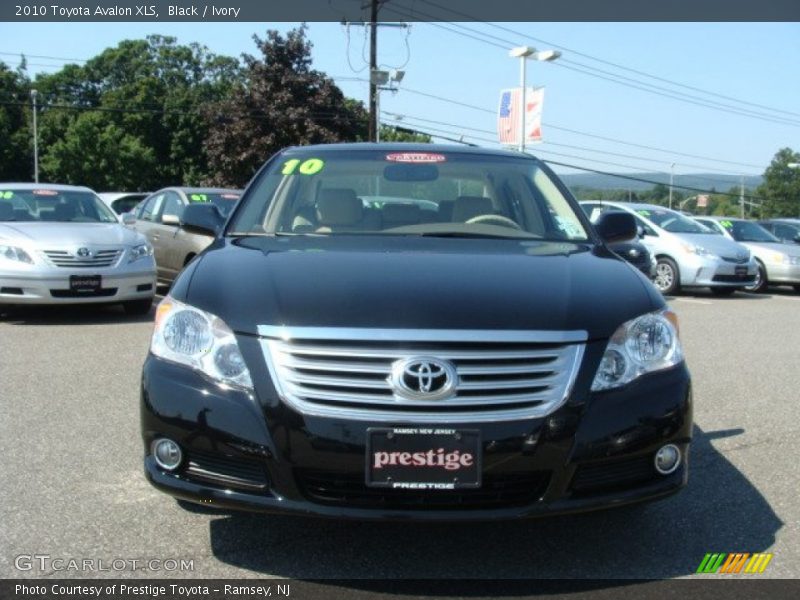 Black / Ivory 2010 Toyota Avalon XLS