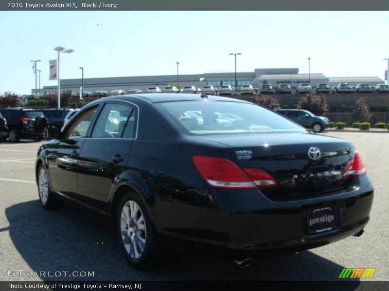 Black / Ivory 2010 Toyota Avalon XLS