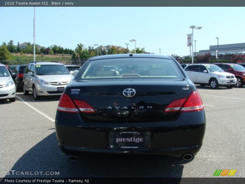 Black / Ivory 2010 Toyota Avalon XLS