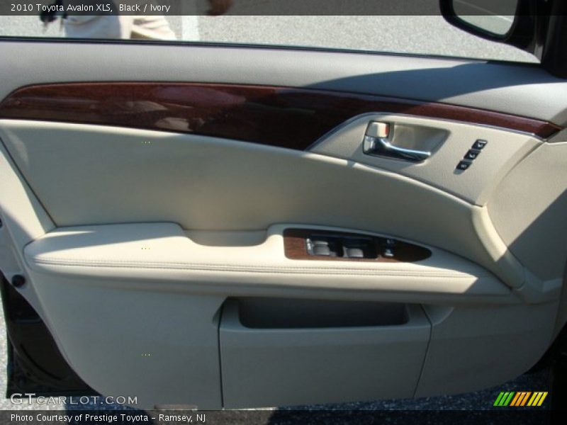 Black / Ivory 2010 Toyota Avalon XLS