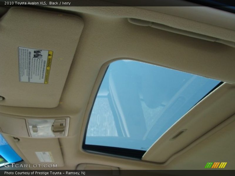 Black / Ivory 2010 Toyota Avalon XLS