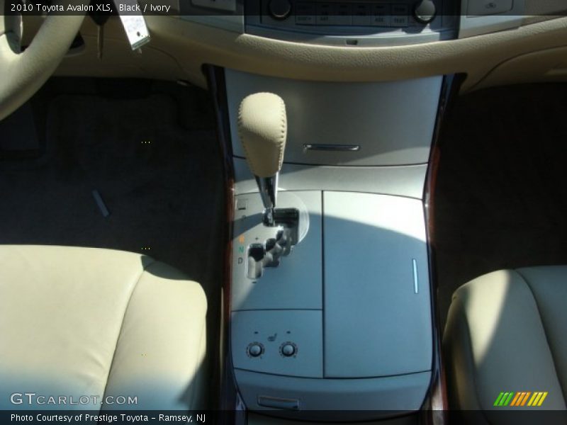 Black / Ivory 2010 Toyota Avalon XLS