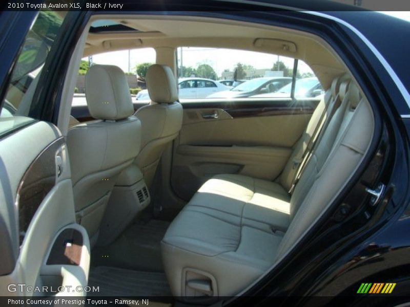 Black / Ivory 2010 Toyota Avalon XLS