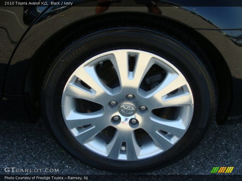 Black / Ivory 2010 Toyota Avalon XLS