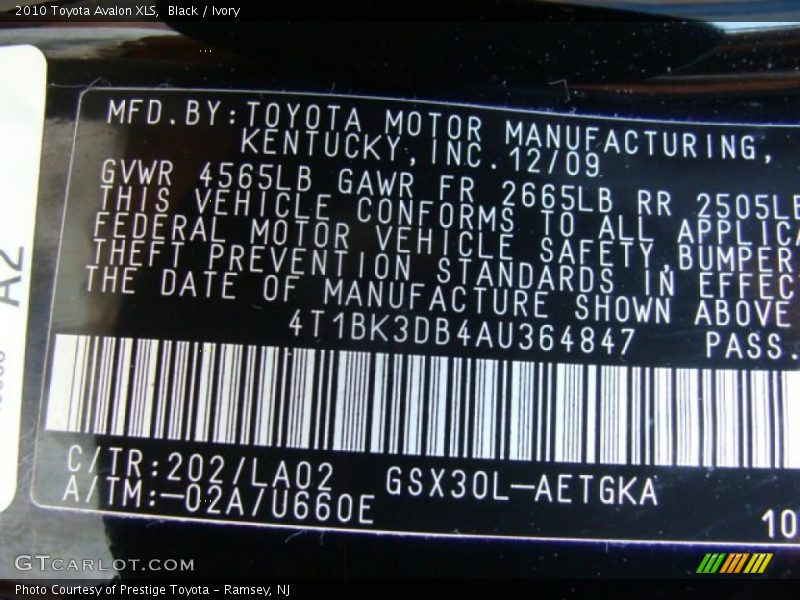 Black / Ivory 2010 Toyota Avalon XLS