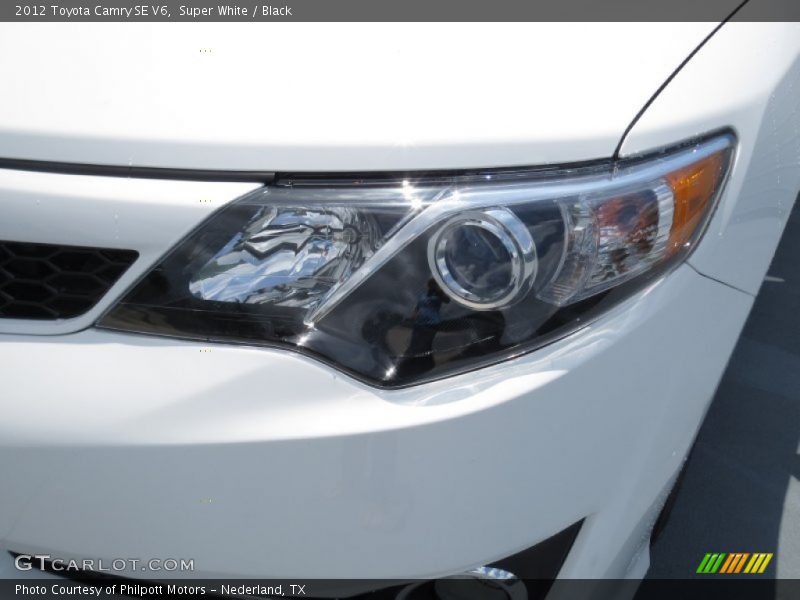 Super White / Black 2012 Toyota Camry SE V6