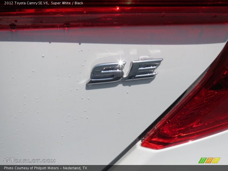 Super White / Black 2012 Toyota Camry SE V6
