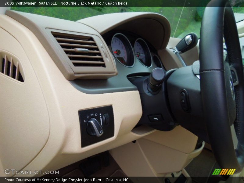 Nocturne Black Metallic / Ceylon Beige 2009 Volkswagen Routan SEL