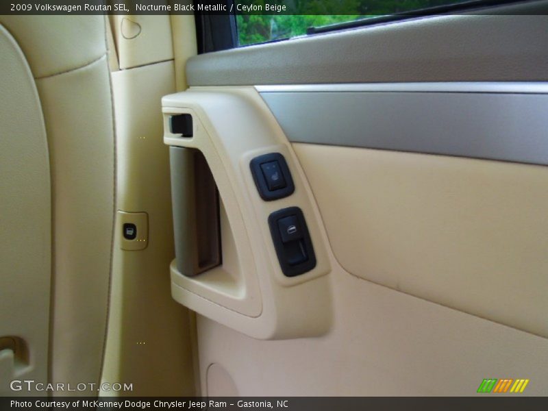 Nocturne Black Metallic / Ceylon Beige 2009 Volkswagen Routan SEL