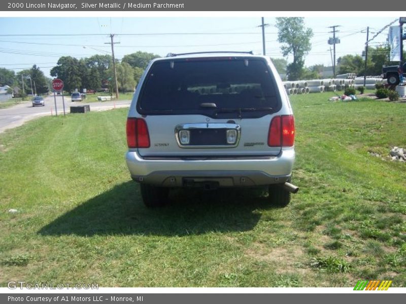 Silver Metallic / Medium Parchment 2000 Lincoln Navigator
