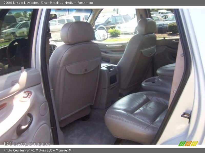 Silver Metallic / Medium Parchment 2000 Lincoln Navigator
