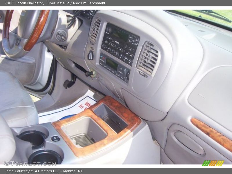 Silver Metallic / Medium Parchment 2000 Lincoln Navigator
