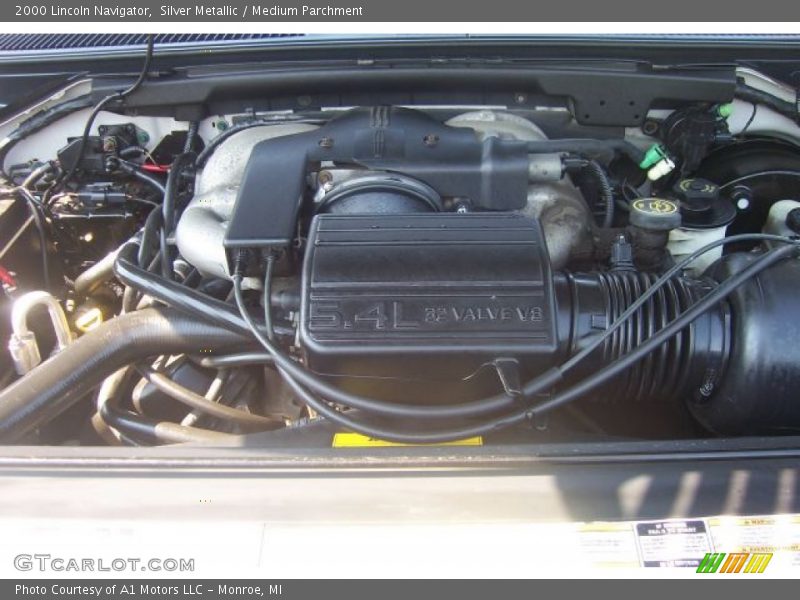 Silver Metallic / Medium Parchment 2000 Lincoln Navigator