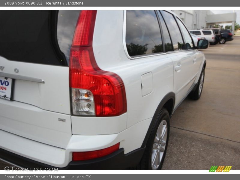 Ice White / Sandstone 2009 Volvo XC90 3.2