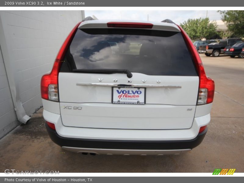 Ice White / Sandstone 2009 Volvo XC90 3.2