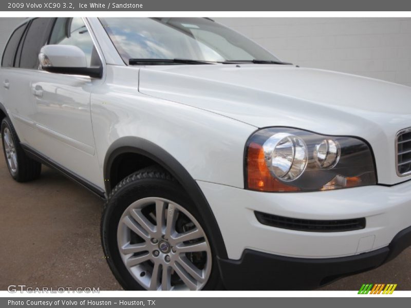 Ice White / Sandstone 2009 Volvo XC90 3.2