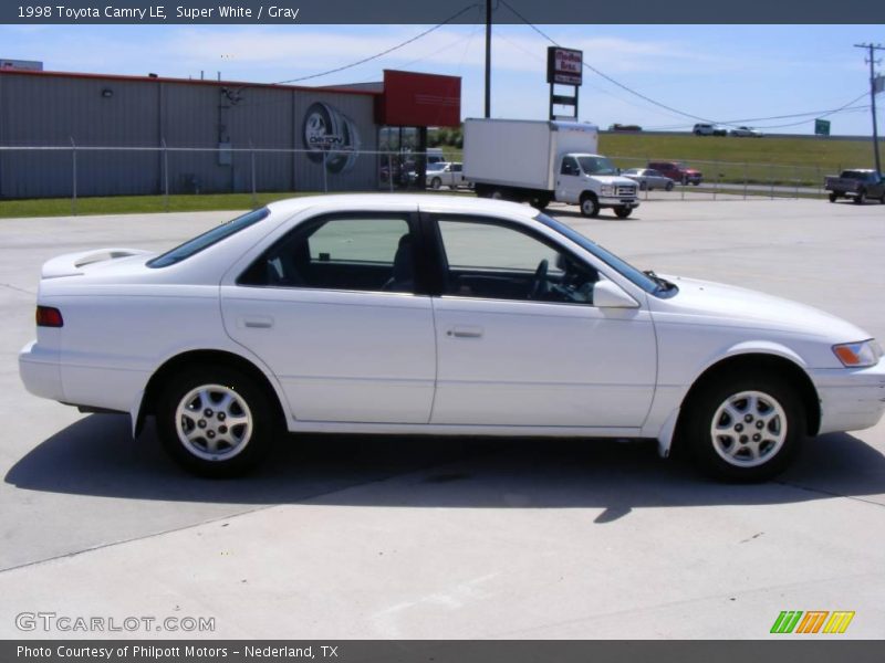 Super White / Gray 1998 Toyota Camry LE