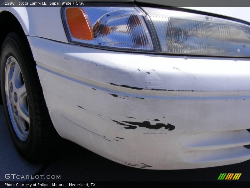 Super White / Gray 1998 Toyota Camry LE
